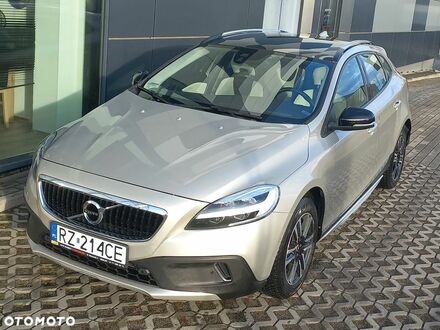 Вольво V40 2018 у Європі на Automoto.ua Бежевий Вольво V40, об'ємом двигуна 1 л та пробігом 237 тис. км за 48900 $, фото 1 на Automoto.ua