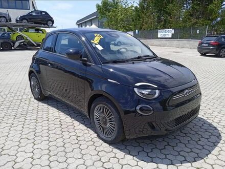 Фиат 500e 2023 в Европе на Automoto.ua Черный Фиат 500e, объемом двигателя 0 л и пробегом 1900 тыс. км за 26500 $, фото 1 на Automoto.ua