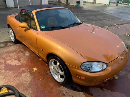 Мазда МХ-5 1998 в Европе на Automoto.ua Оранжевый Мазда МХ-5, объемом двигателя 1.6 л и пробегом 170 тыс. км за 9007 $, фото 1 на Automoto.ua