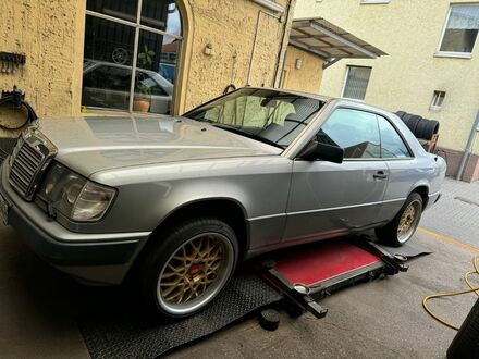 Мерседес ЦE 300 1989 в Европе на Automoto.ua Серебряный Мерседес ЦE 300, объемом двигателя 2.93 л и пробегом 254 тыс. км за 10481 $, фото 1 на Automoto.ua