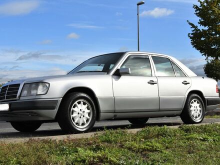 Мерседес Е 280 1993 в Европе на Automoto.ua Серебряный Мерседес Е 280, объемом двигателя 2.8 л и пробегом 194 тыс. км за 11400 $, фото 1 на Automoto.ua