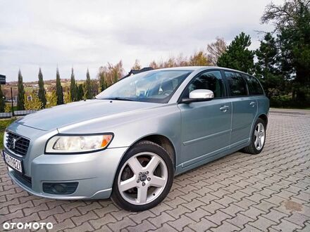 Вольво V50 2008 у Європі на Automoto.ua Сірий Вольво V50, об'ємом двигуна 1 л та пробігом 283 тис. км за 10900 $, фото 1 на Automoto.ua