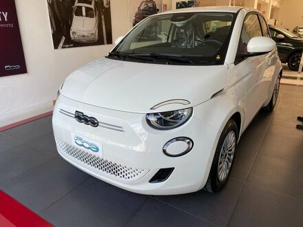 Фиат 500e 2023 в Европе на Automoto.ua Белый Фиат 500e, объемом двигателя 0 л и пробегом 1 тыс. км за 18890 $, фото 1 на Automoto.ua