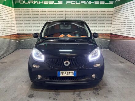 Смарт Forfour 2015 у Європі на Automoto.ua Чорний Смарт Forfour, об'ємом двигуна 1 л та пробігом 117 тис. км за 10351 $, фото 1 на Automoto.ua