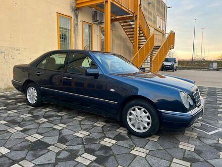 Мерседес E 200 1996 в Европе на Automoto.ua Синий Мерседес E 200, объемом двигателя 2 л и пробегом 110 тыс. км за 7421 $, фото 1 на Automoto.ua