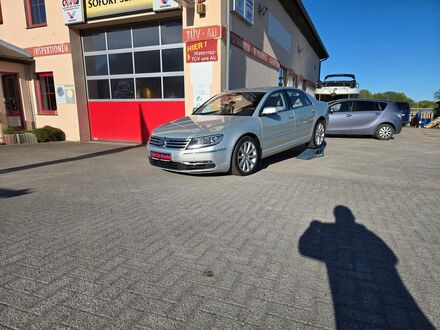 Фольксваген Фаетон 2013 в Европе на Automoto.ua Серебряный Фольксваген Фаетон, объемом двигателя 2.97 л и пробегом 176 тыс. км за 16612 $, фото 1 на Automoto.ua