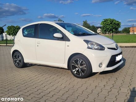 Тойота Айго 2013 в Европе на Automoto.ua Белый Тойота Айго, объемом двигателя 1 л и пробегом 149 тыс. км за 4116 $, фото 1 на Automoto.ua
