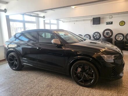 Ауді RS Q8 2024 у Європі на Automoto.ua Чорний Ауді RS Q8, об'ємом двигуна 4 л та пробігом 3 тис. км за 179126 $, фото 1 на Automoto.ua