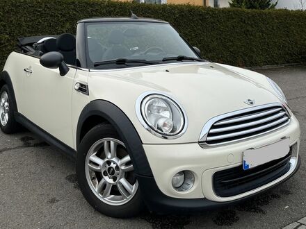 Мини One Cabrio 2012 в Европе на Automoto.ua Белый Мини One Cabrio, объемом двигателя 1.6 л и пробегом 115 тыс. км за 8089 $, фото 1 на Automoto.ua