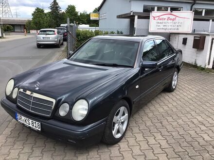 Мерседес Е 280 1996 в Европе на Automoto.ua Синий Мерседес Е 280, объемом двигателя 2.8 л и пробегом 192 тыс. км за 2161 $, фото 1 на Automoto.ua