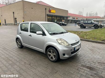 Дайхатсу Сирион 2009 в Европе на Automoto.ua Серый Дайхатсу Сирион, объемом двигателя 1 л и пробегом 84 тыс. км за 2422 $, фото 1 на Automoto.ua