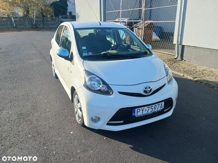 Тойота Айго 2014 в Европе на Automoto.ua Белый Тойота Айго, объемом двигателя 1 л и пробегом 32 тыс. км за 17900 $, фото 1 на Automoto.ua