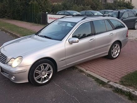 Мерседес Ц-Класс 2004 в Европе на Automoto.ua Серый Мерседес Ц-Класс, объемом двигателя 3.2 л и пробегом 311880 тыс. км за 16999 $, фото 1 на Automoto.ua