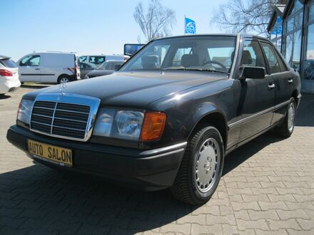 Мерседес 260 1987 в Европе на Automoto.ua Синий Мерседес 260, объемом двигателя 2.55 л и пробегом 112 тыс. км за 11383 $, фото 1 на Automoto.ua
