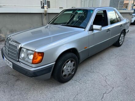 Мерседес 200 1990 в Европе на Automoto.ua Серебряный Мерседес 200, объемом двигателя 2 л и пробегом 92 тыс. км за 4541 $, фото 1 на Automoto.ua