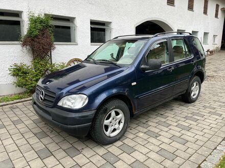 Мерседес МЛ 320 2001 в Европе на Automoto.ua Синий Мерседес МЛ 320, объемом двигателя 3.2 л и пробегом 307 тыс. км за 1135 $, фото 1 на Automoto.ua