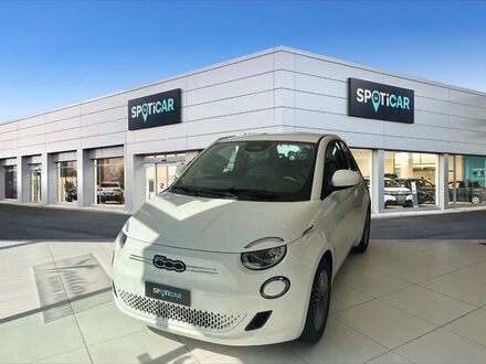 Фиат 500e 2023 в Европе на Automoto.ua Белый Фиат 500e, объемом двигателя 0 л и пробегом 4 тыс. км за 26140 $, фото 1 на Automoto.ua