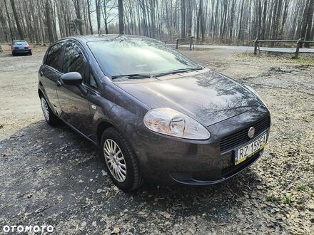 Фиат Пунто 2011 в Европе на Automoto.ua Серый Фиат Пунто, объемом двигателя 1 л и пробегом 215 тыс. км за 4480 $, фото 1 на Automoto.ua