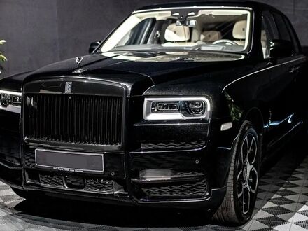 Ролс Ройс Cullinan 2023 у Європі на Automoto.ua Чорний Ролс Ройс Cullinan, об'ємом двигуна 0 л та пробігом 5 тис. км за 571690 $, фото 1 на Automoto.ua