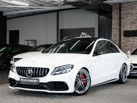 Мерседес Ц 63 AMГ 2019 у Європі на Automoto.ua Білий Мерседес Ц 63 AMГ, об'ємом двигуна 3.98 л та пробігом 14 тис. км за 83148 $, фото 1 на Automoto.ua