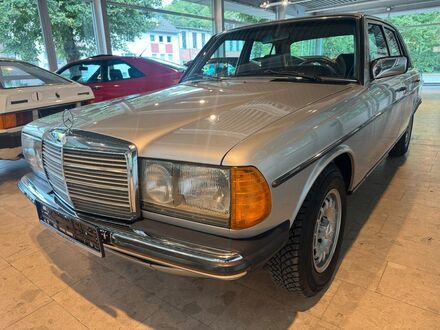 Мерседес 200 1984 в Европе на Automoto.ua Серебряный Мерседес 200, объемом двигателя 2 л и пробегом 138 тыс. км за 16318 $, фото 1 на Automoto.ua