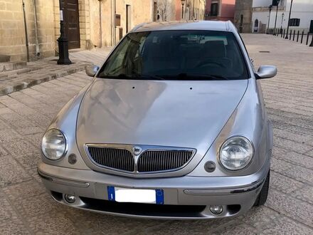 Лянча Lybra 2003 у Європі на Automoto.ua Срібний Лянча Lybra, об'ємом двигуна 2.39 л та пробігом 198 тис. км за 2955 $, фото 1 на Automoto.ua