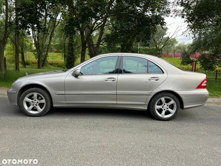 Мерседес Ц-Клас 2007 у Європі на Automoto.ua Сірий Мерседес Ц-Клас, об'ємом двигуна 1 л та пробігом 199 тис. км за 4477 $, фото 1 на Automoto.ua