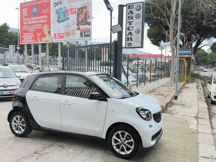 Смарт Forfour 2015 у Європі на Automoto.ua Білий Смарт Forfour, об'ємом двигуна 1 л та пробігом 95 тис. км за 10440 $, фото 1 на Automoto.ua
