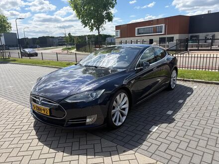 Тесла Модель С 2014 в Европе на Automoto.ua Синий Тесла Модель С, объемом двигателя 0 л и пробегом 259 тыс. км за 18766 $, фото 1 на Automoto.ua
