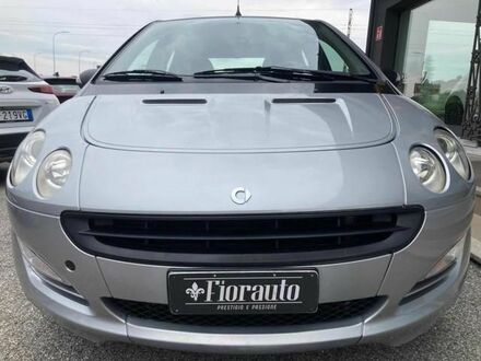 Смарт Forfour 2005 у Європі на Automoto.ua Срібний Смарт Forfour, об'ємом двигуна 1.12 л та пробігом 213 тис. км за 2184 $, фото 1 на Automoto.ua