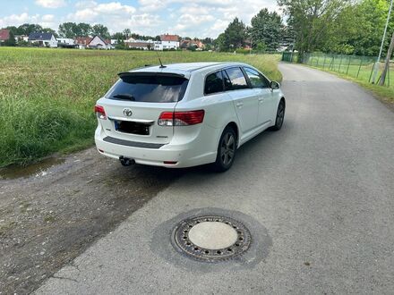 Белый Тойота Авенсис, объемом двигателя 2 л и пробегом 123 тыс. км за 12935 $, фото 1 на Automoto.ua