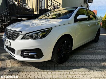 Пежо 308 2021 в Европе на Automoto.ua Белый Пежо 308, объемом двигателя 1 л и пробегом 7 тыс. км за 45800 $, фото 1 на Automoto.ua