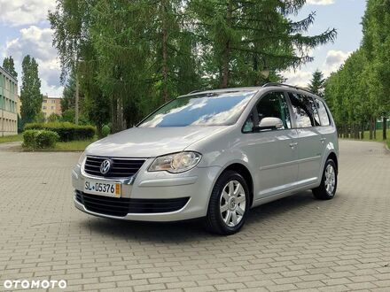 Фольксваген Туран 2008 у Європі на Automoto.ua Сірий Фольксваген Туран, об'ємом двигуна 1 л та пробігом 215 тис. км за 4359 $, фото 1 на Automoto.ua