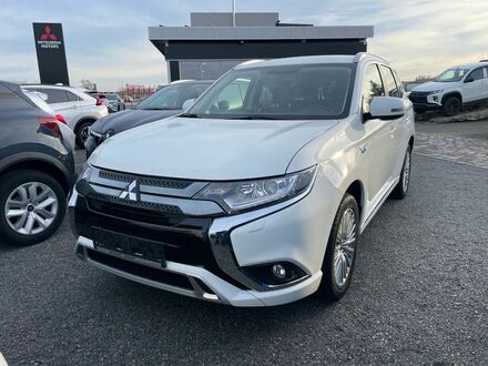 Белый Мицубиси Outlander PHEV, объемом двигателя 2.36 л и пробегом 76 тыс. км за 24552 $, фото 1 на Automoto.ua