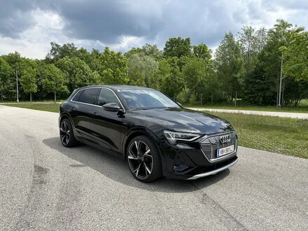 Ауди E-Tron 2020 в Европе на Automoto.ua Черный Ауди E-Tron, объемом двигателя 0 л и пробегом 26 тыс. км за 45459 $, фото 1 на Automoto.ua