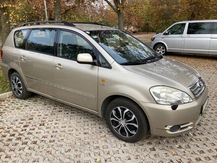 Тойота Авенсіс Версо 2003 у Європі на Automoto.ua Золотий Тойота Авенсіс Версо, об'ємом двигуна 2 л та пробігом 298 тис. км за 1959 $, фото 1 на Automoto.ua