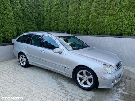 Мерседес Ц-Класс 2004 в Европе на Automoto.ua Серый Мерседес Ц-Класс, объемом двигателя 2.15 л и пробегом 400 тыс. км за 6800 $, фото 1 на Automoto.ua