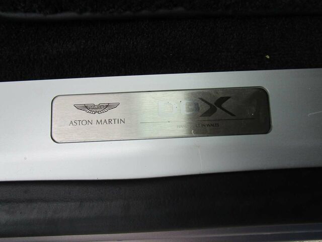 Серый Астон Мартин DBX, объемом двигателя 3.98 л и пробегом 33 тыс. км за 214440 $, фото 7 на Automoto.ua