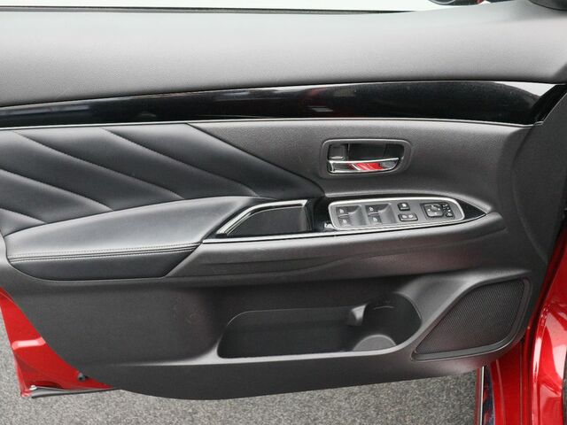 Червоний Міцубісі Outlander PHEV, об'ємом двигуна 2.36 л та пробігом 71 тис. км за 25644 $, фото 12 на Automoto.ua