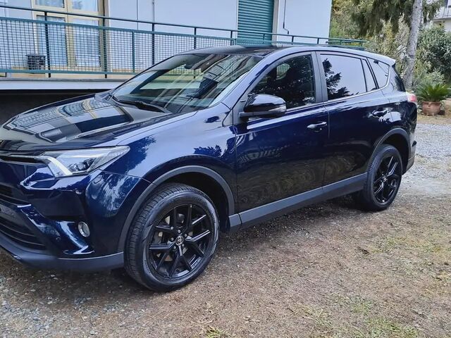 Тойота РАВ 4 2019 у Європі на Automoto.ua Синій Тойота РАВ 4, об'ємом двигуна 2.49 л та пробігом 130 тис. км за 21196 $, фото 1 на Automoto.ua