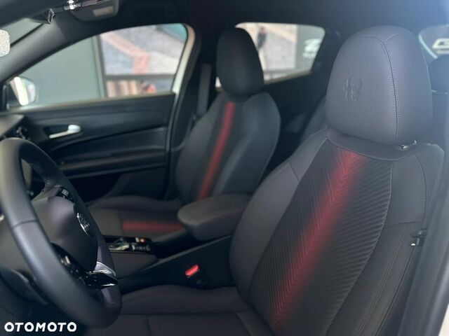 Альфа Ромео Джуніор 2025 у Європі на Automoto.ua Білий Альфа Ромео Джуніор, об'ємом двигуна 1 л та пробігом 1 тис. км за 32349 $, фото 3 на Automoto.ua