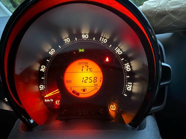 Червоний Тойота Айго, об'ємом двигуна 1 л та пробігом 13 тис. км за 14946 $, фото 14 на Automoto.ua