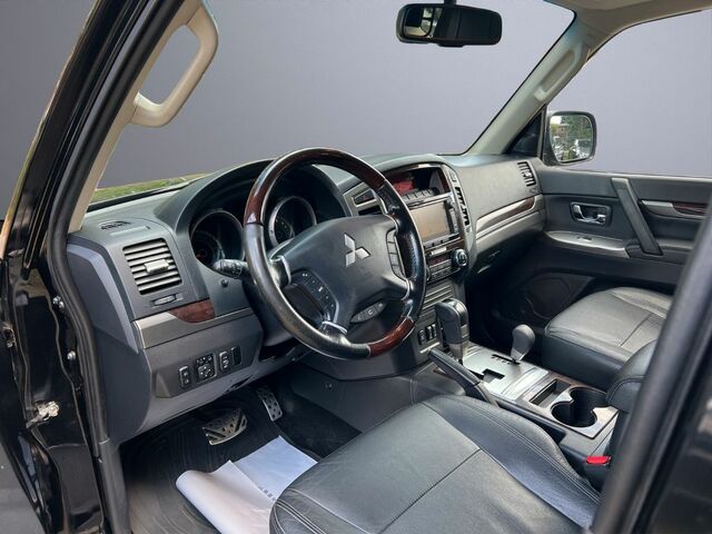 Міцубісі Паджеро 2016 у Європі на Automoto.ua Чорний Міцубісі Паджеро, об'ємом двигуна 3.2 л та пробігом 175 тис. км за 29117 $, фото 9 на Automoto.ua