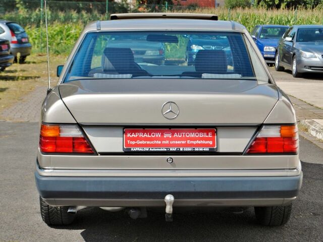 Мерседес 200 1989 в Европе на Automoto.ua Серебряный Мерседес 200, объемом двигателя 2 л и пробегом 270 тыс. км за 8530 $, фото 3 на Automoto.ua