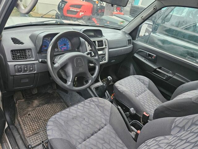 Міцубісі Паджеро 2001 у Європі на Automoto.ua Срібний Міцубісі Паджеро, об'ємом двигуна 1.83 л та пробігом 173 тис. км за 4558 $, фото 7 на Automoto.ua