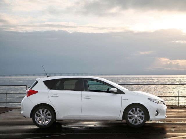 Тойота Аурис, Хэтчбек 2012 - н.в. II 2.0 D MT (124 Hp)