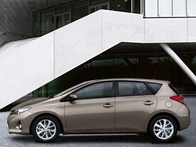 Тойота Аурис, Хэтчбек 2012 - н.в. II 2.0 D MT (124 Hp)