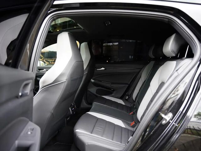 Фольксваген Golf GTE 2025 в Европе на Automoto.ua Черный Фольксваген Golf GTE, объемом двигателя 1.5 л и пробегом 10 тыс. км за 65086 $, фото 6 на Automoto.ua