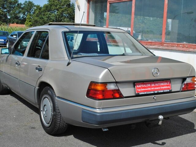 Мерседес 200 1989 в Европе на Automoto.ua Серебряный Мерседес 200, объемом двигателя 2 л и пробегом 270 тыс. км за 8530 $, фото 2 на Automoto.ua