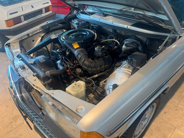 Мерседес 200 1984 в Европе на Automoto.ua Серебряный Мерседес 200, объемом двигателя 2 л и пробегом 138 тыс. км за 16318 $, фото 20 на Automoto.ua